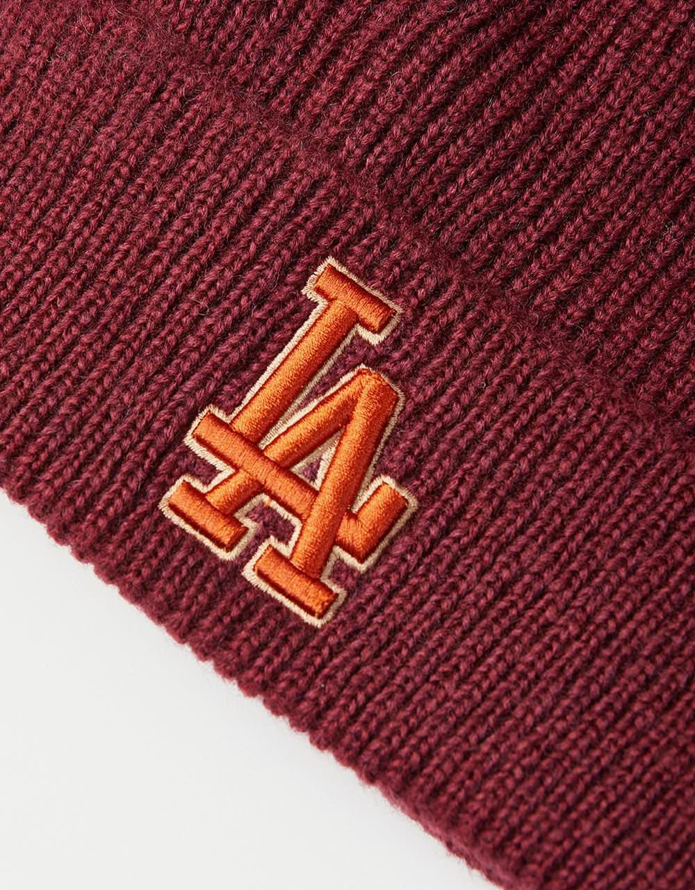 New Era Los Angeles Dodgers World Series Patch Beanie - Burgundy - Image 2