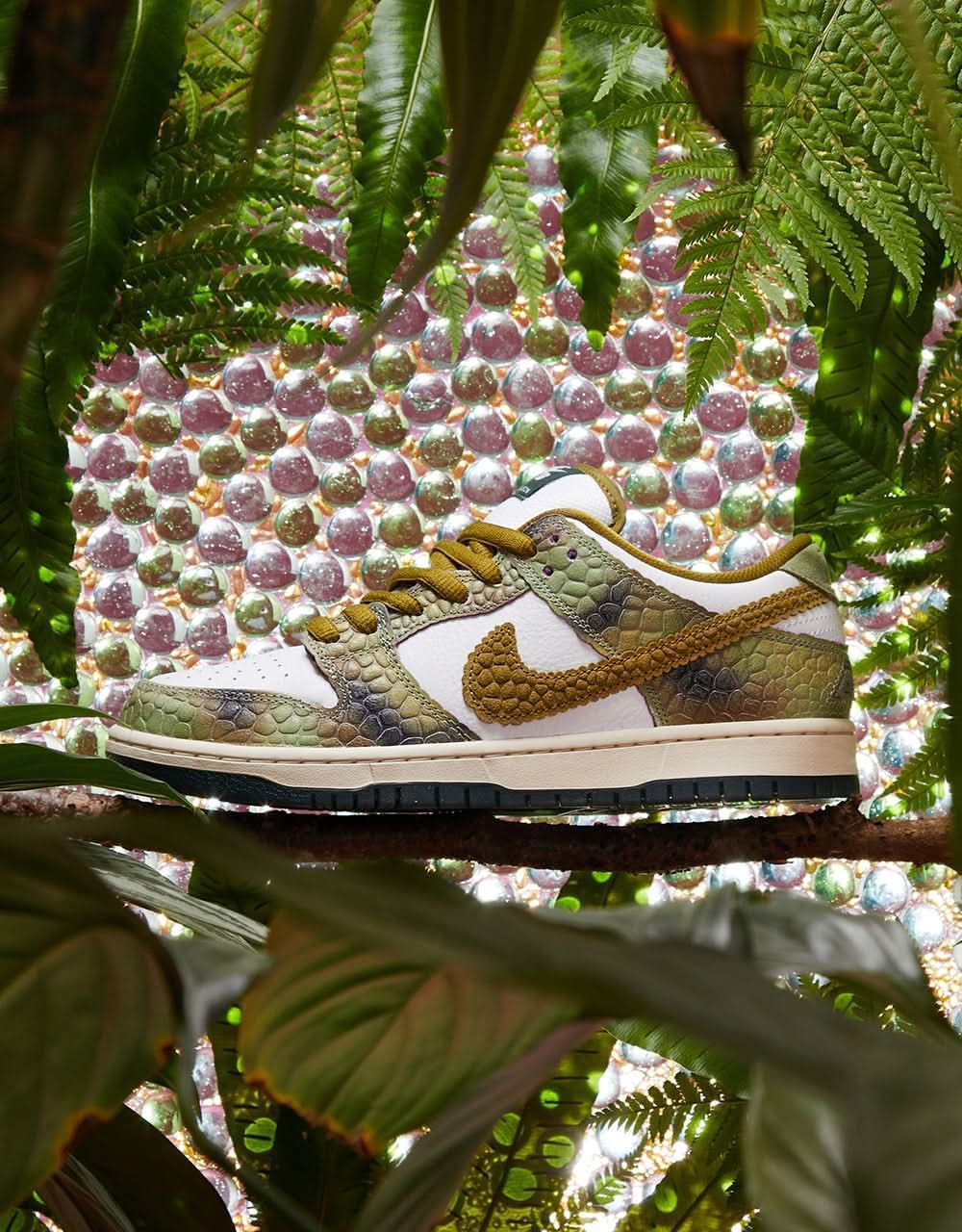 Nike SB 'Alexis Chameleon' Dunk Low Pro QS Skate Shoes - Oil Green/Desert Moss-White - Image 2