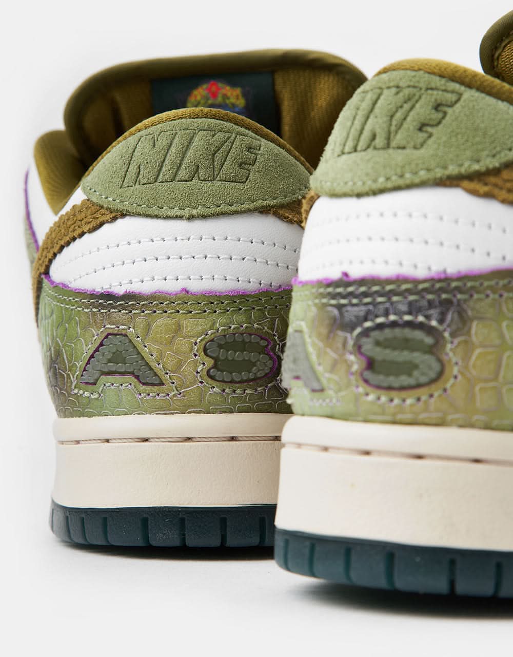 Nike SB 'Alexis Chameleon' Dunk Low Pro QS Skate Shoes - Oil Green/Desert Moss-White - Image 7