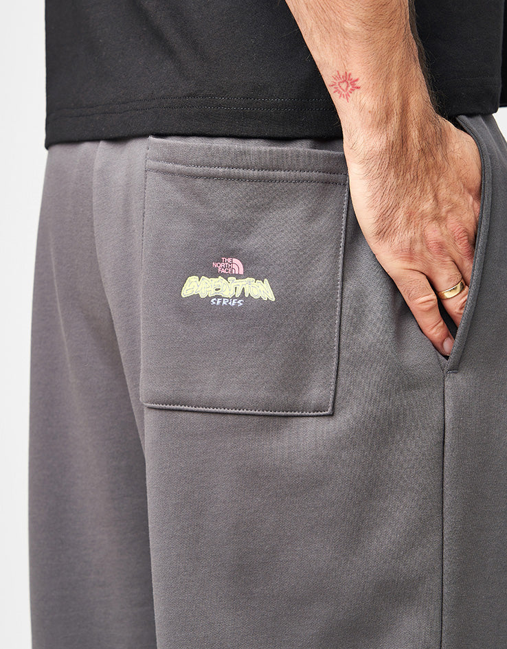 The North Face Expedition Celebration Relaxed Sweatpant - Anthracite Grey - Image 4